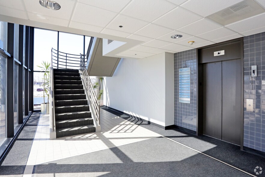 1701 48th St, West Des Moines, IA à louer - Photo intérieure - Image 2 de 18