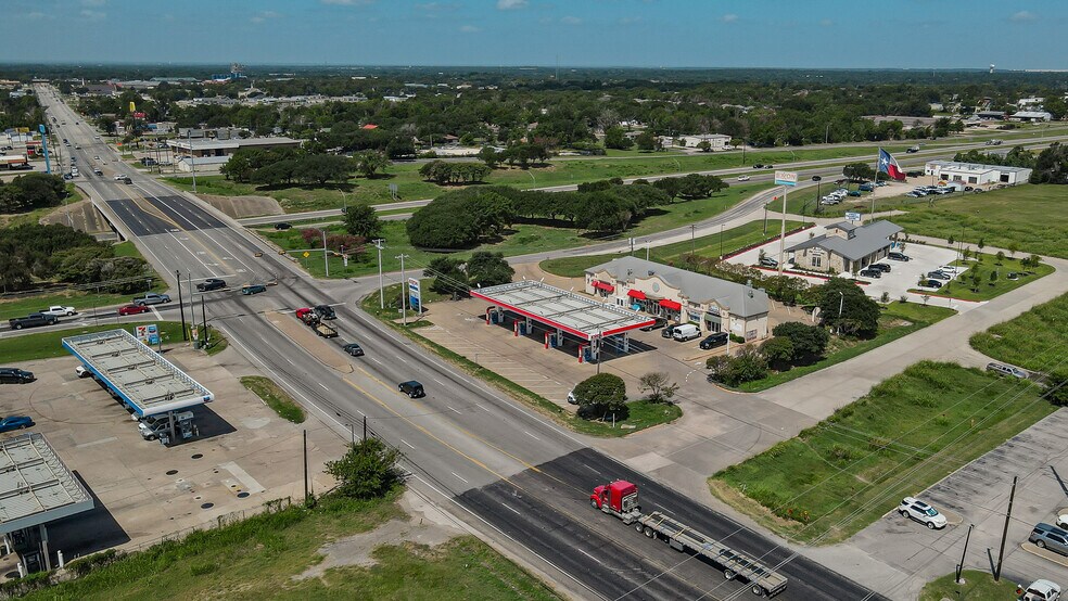 3400-3402 Highway 21 E, Bryan, TX à louer - Photo du bâtiment - Image 3 de 10