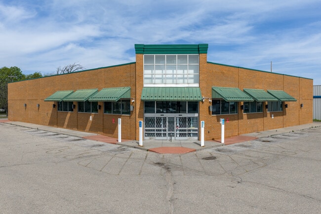 Plus de détails pour 1555 S Broadway, Wichita, KS - Commerce de détail aux enchères