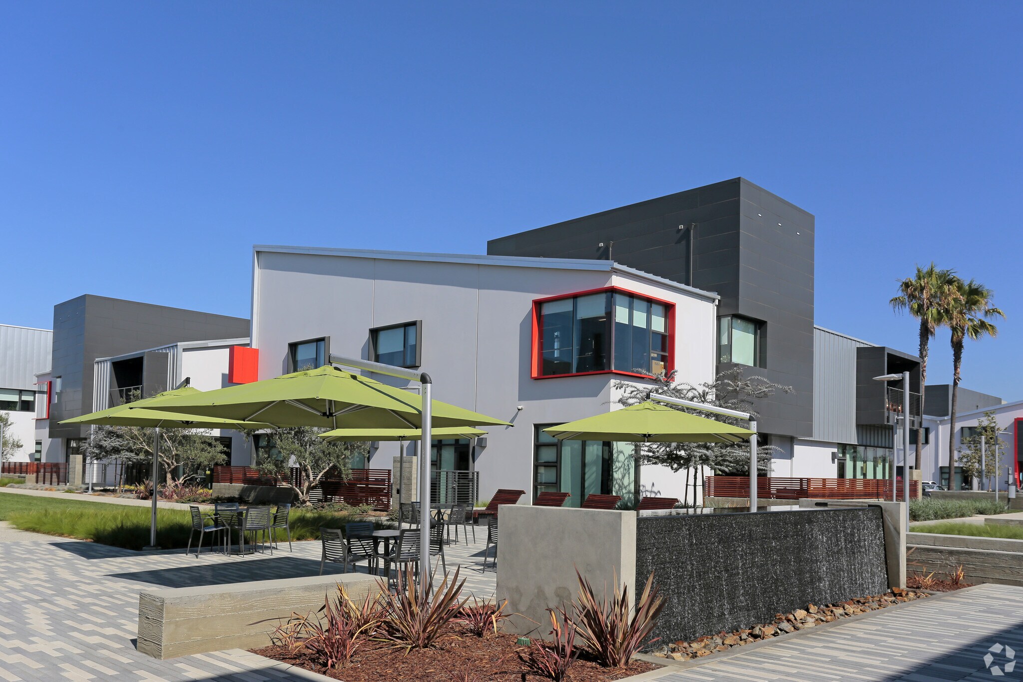 701-723 N Douglas St, El Segundo, CA à louer Photo du bâtiment- Image 1 de 6