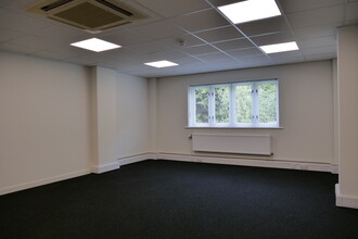 Park Ln, Pulford for lease Interior Photo- Image 1 of 3