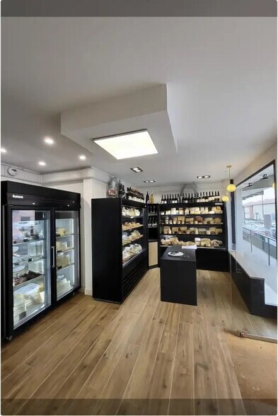 Retail in Toulouse for lease - Interior Photo - Image 1 of 3
