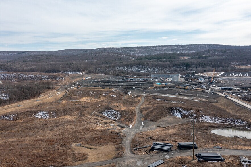 301 Dziak Dr, Nanticoke, PA à louer - Photo du bâtiment - Image 2 de 4