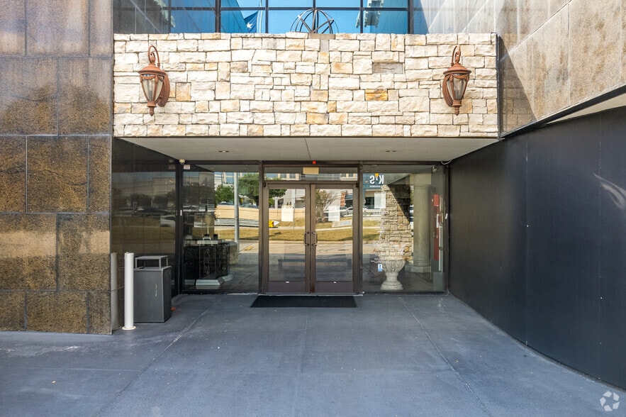 13701 Dallas Pky, Dallas, TX à louer - Photo du bâtiment - Image 3 de 6