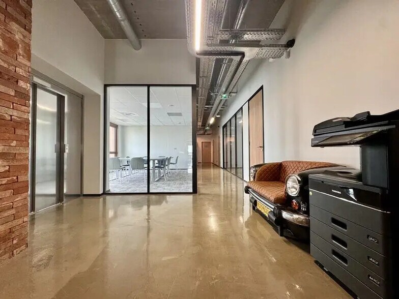 Office in Genas for sale - Building Photo - Image 2 of 17