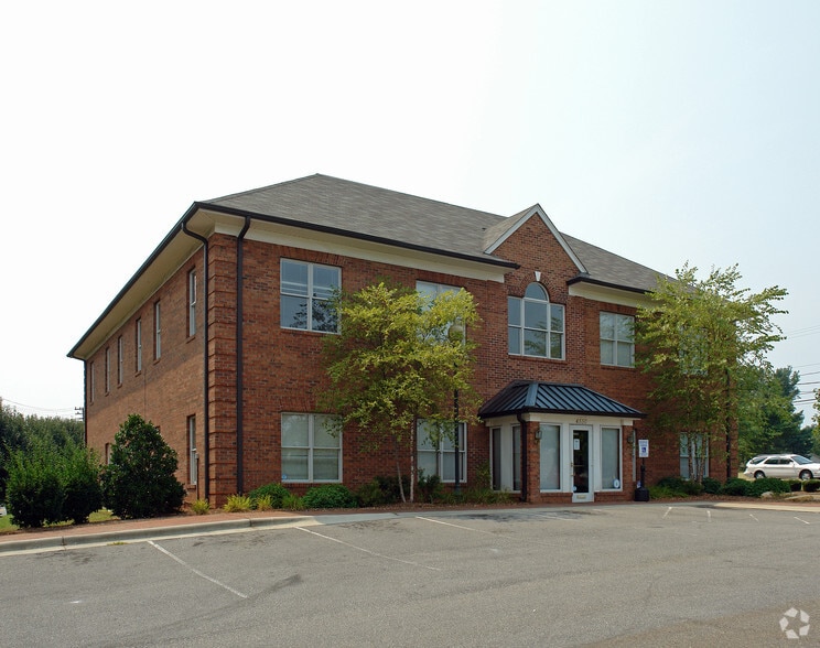4550 Country Club Rd, Winston-Salem, NC à louer - Photo du bâtiment - Image 1 de 15