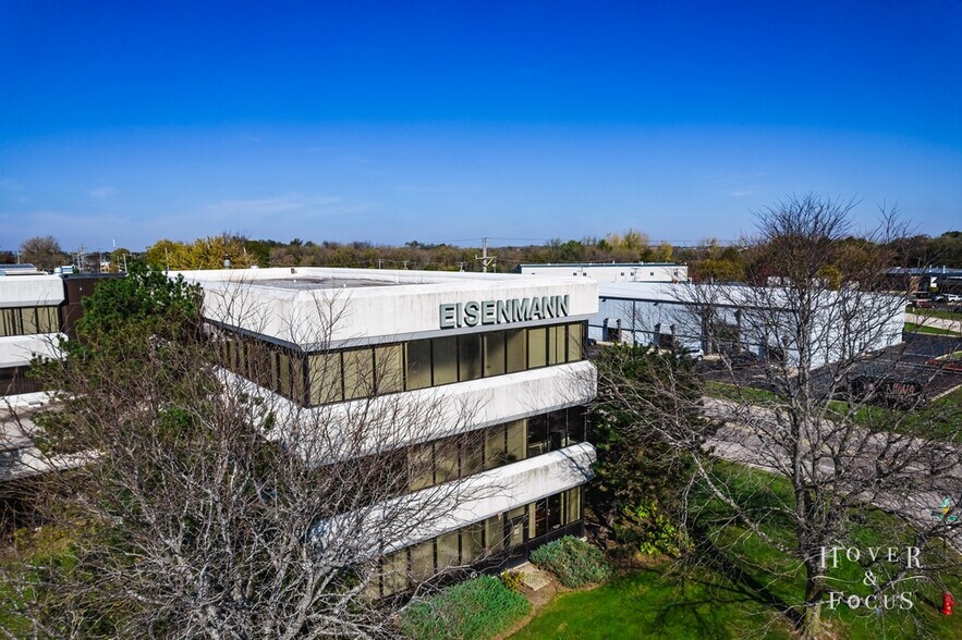 150 E Dartmoor Dr, Crystal Lake, IL à vendre - Photo du bâtiment - Image 2 de 35