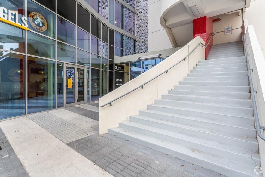 161 NW 6th St, Miami, FL for lease - Building Photo - Image 3 of 16