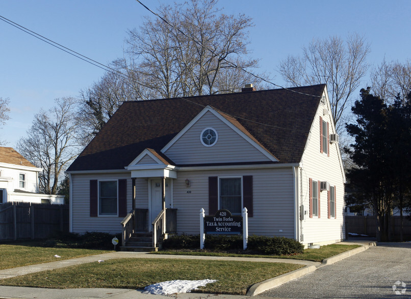 420 Osborn Ave, Riverhead, NY for sale - Primary Photo - Image 1 of 13