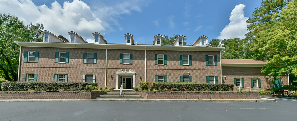 300 Silver Cedar Ct, Chapel Hill, NC à vendre - Photo du bâtiment - Image 1 de 21