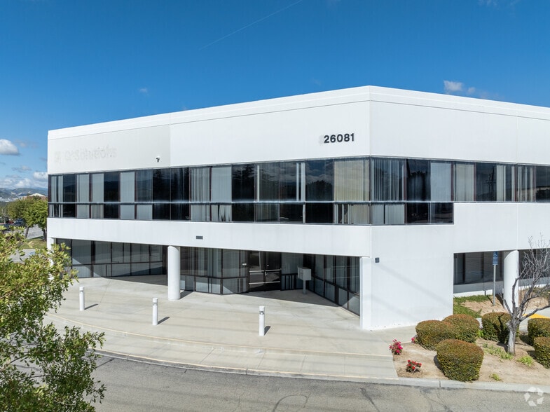 26081 Avenue Hall, Valencia, CA à louer - Photo principale - Image 2 de 7