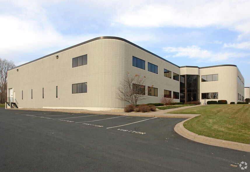 301-303 W County Rd E2, New Brighton, MN à vendre - Photo principale - Image 2 de 14