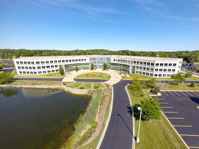 3000 Lakeside Dr, Bannockburn, IL à louer - Photo du bâtiment - Image 2 de 21