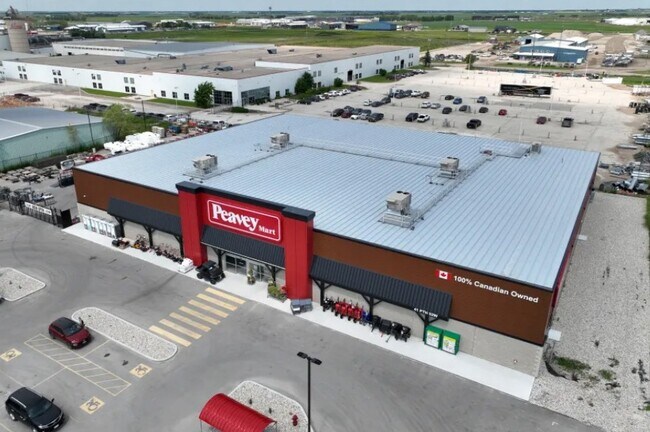 Plus de détails pour 41 Loewen Blvd, Steinbach, MB - Commerce de détail à louer