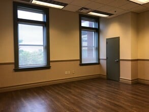 1111 W 39th St, Kansas City, MO for lease Interior Photo- Image 1 of 11