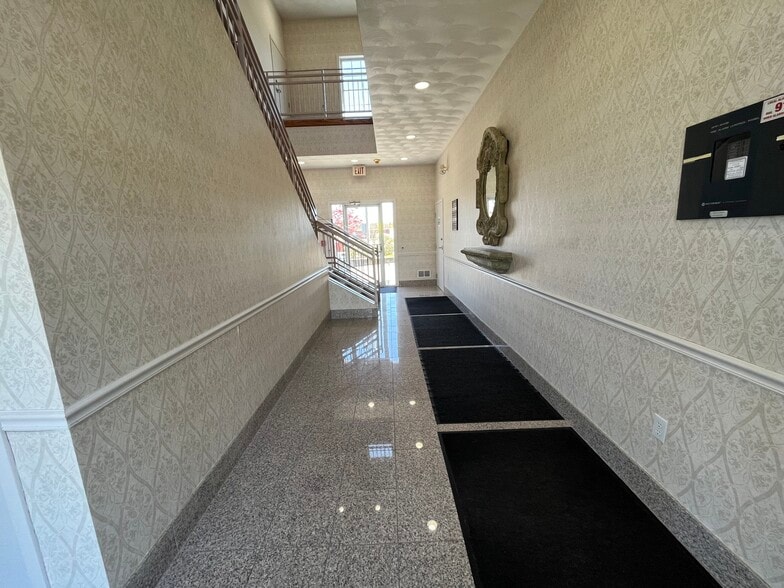 100 Centerville Rd, Warwick, RI for lease - Interior Photo - Image 2 of 9