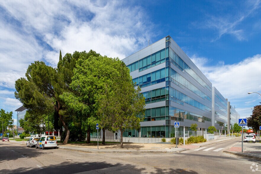 Calle de Campezo, 1, Madrid, Madrid à louer - Photo du bâtiment - Image 2 de 24