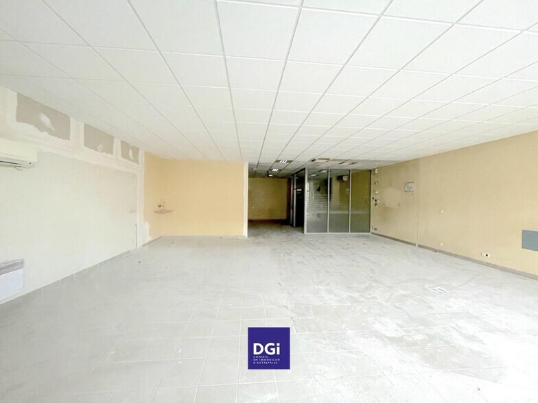 81 Rue De La République, Nîmes for lease - Interior Photo - Image 2 of 6