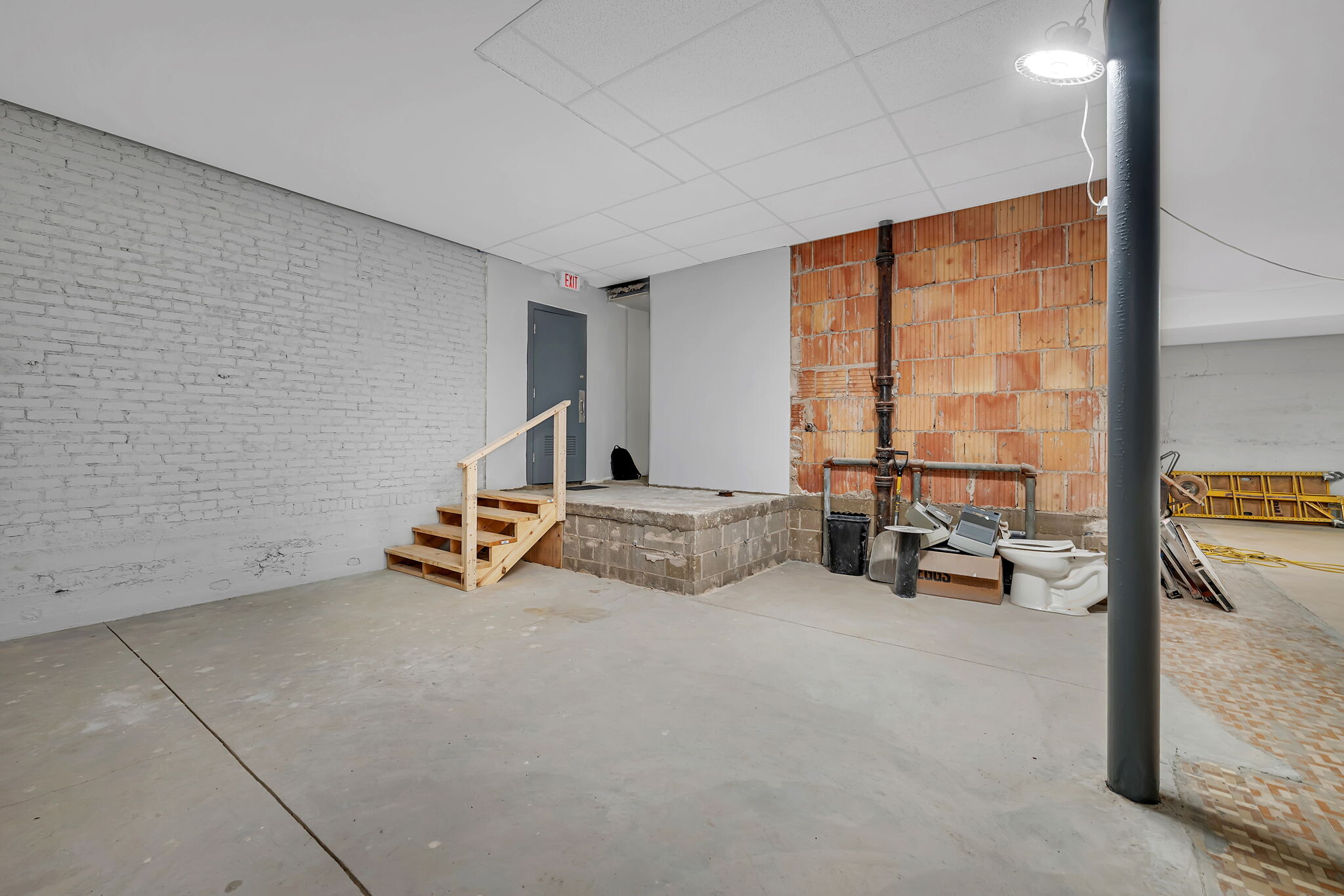 31 W Downer Pl, Aurora, IL for lease Interior Photo- Image 1 of 7