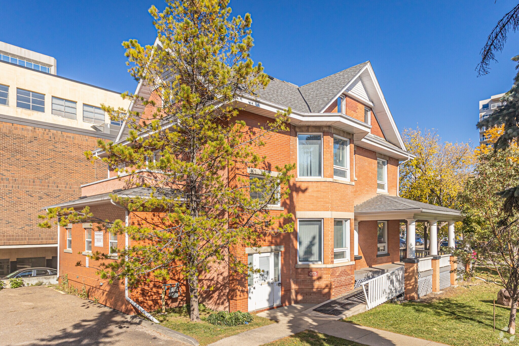 9904 106 St NW, Edmonton, AB for sale Primary Photo- Image 1 of 1