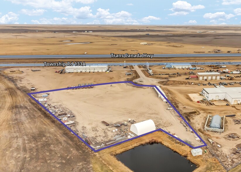 7013 Old Trans Canada Hwy, Redcliff, AB à vendre - Photo du bâtiment - Image 1 de 5