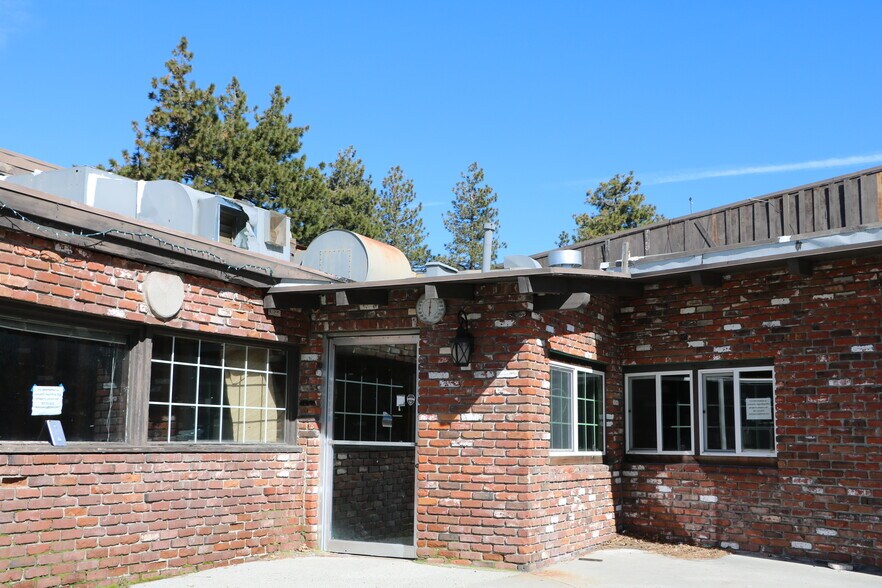 32114 Hilltop Blvd, Running Springs, CA à louer - Photo du bâtiment - Image 2 de 14