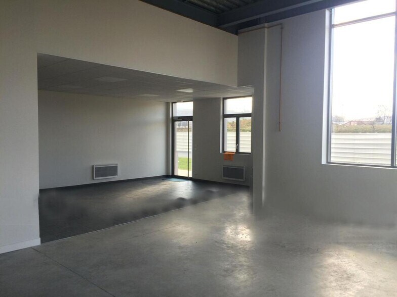 Flex in Le Blanc-Mesnil for lease - Building Photo - Image 3 of 10