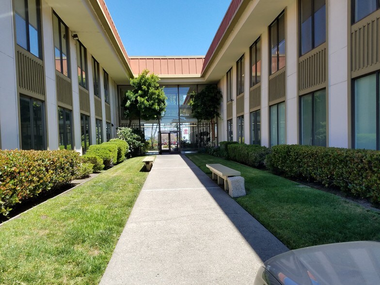 8105 Edgewater Dr, Oakland, CA à louer - Photo du bâtiment - Image 3 de 6