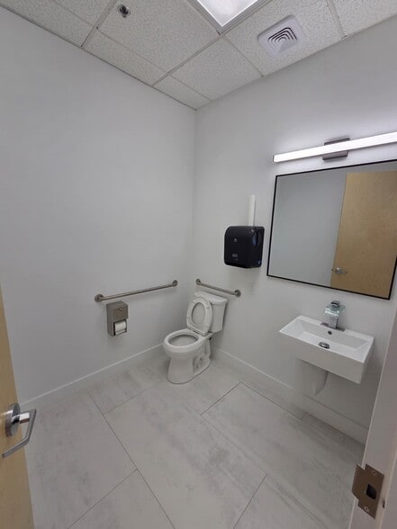 1010-1020 W Oak St, Kissimmee, FL for sale - Interior Photo - Image 3 of 10