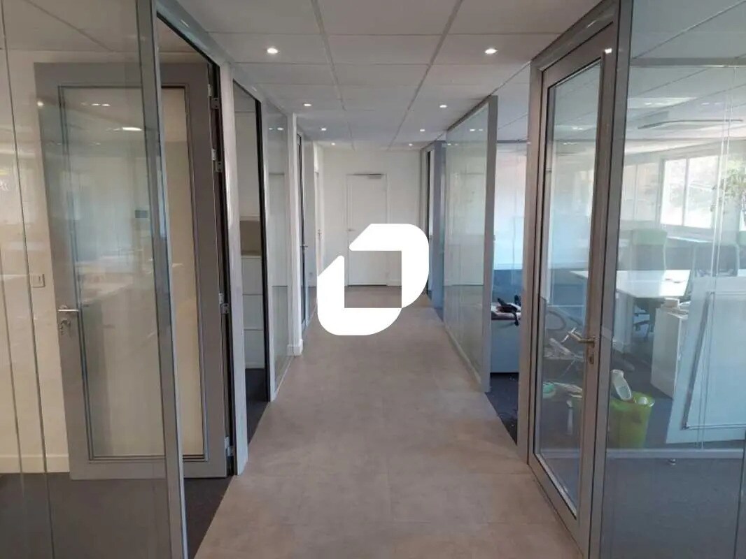 Office in Issy-les-Moulineaux for lease Interior Photo- Image 1 of 12