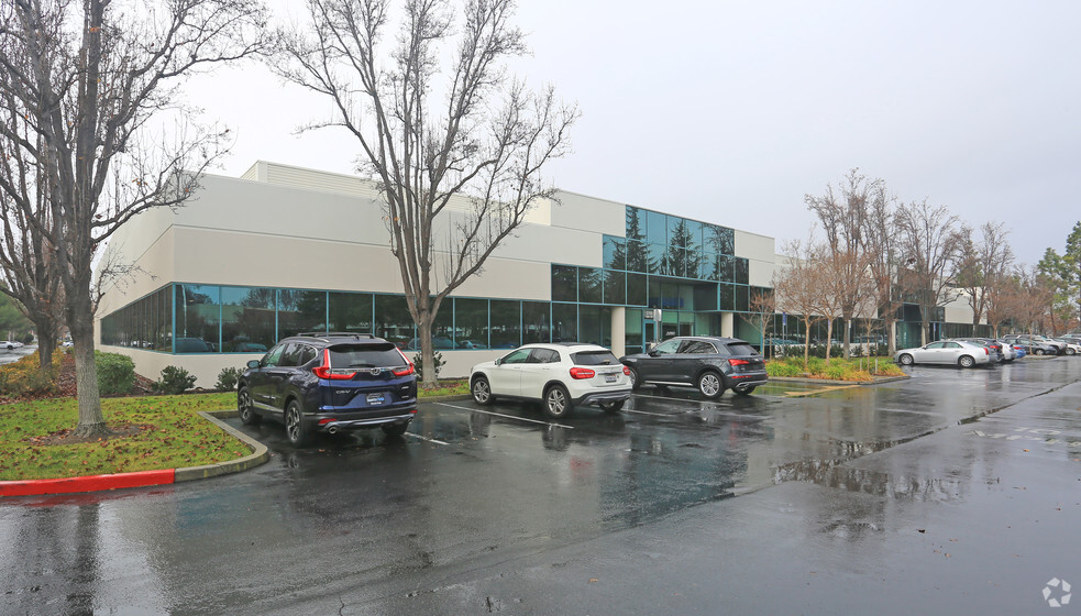 5700 Stoneridge Dr, Pleasanton, CA for lease - Building Photo - Image 2 of 4