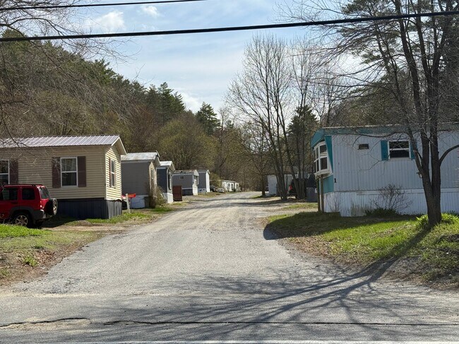 Plus de détails pour 384 Lake Ave, Lake Luzerne, NY - Multi-résidentiel à vendre