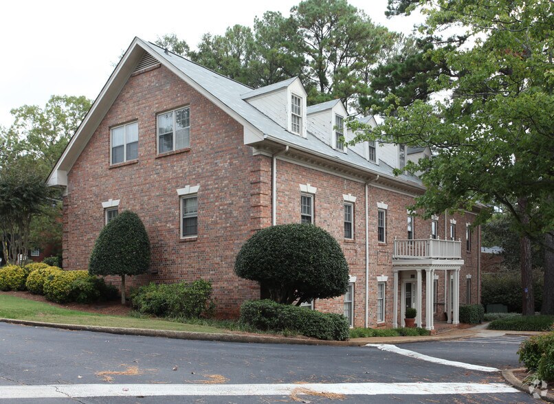 1991 N Williamsburg Dr, Decatur, GA à louer - Photo du bâtiment - Image 2 de 8