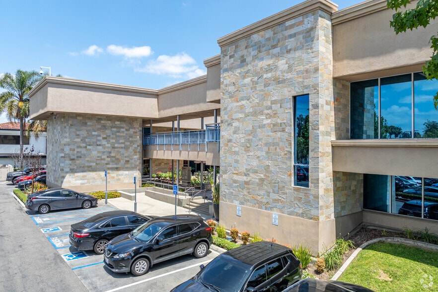 600 N Tustin Ave, Santa Ana, CA à louer - Photo du bâtiment - Image 3 de 6