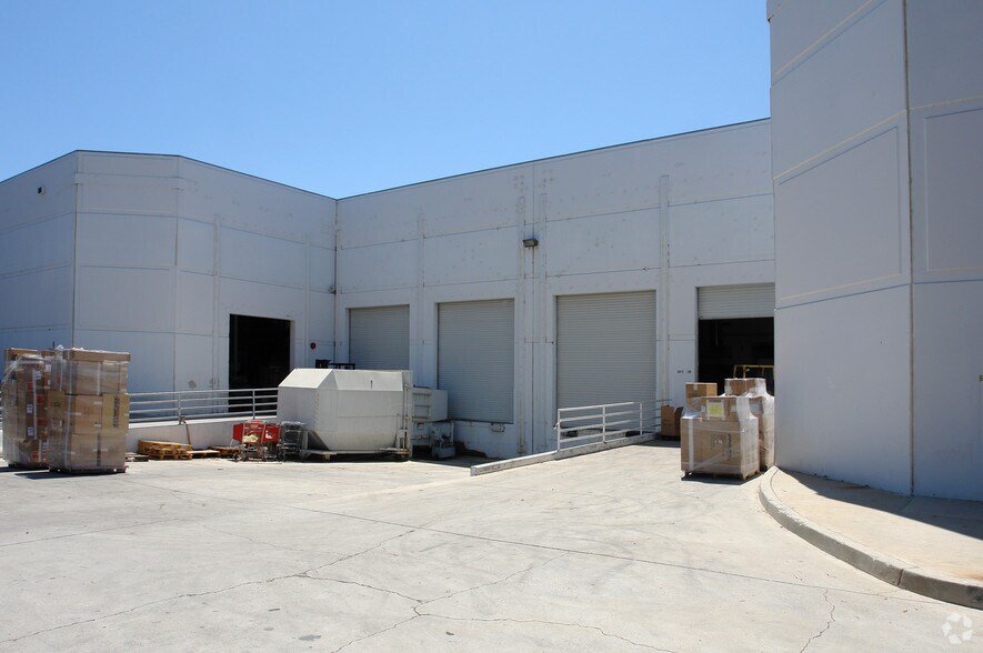 685 E Cochran St, Simi Valley, CA à louer - Photo du bâtiment - Image 3 de 6
