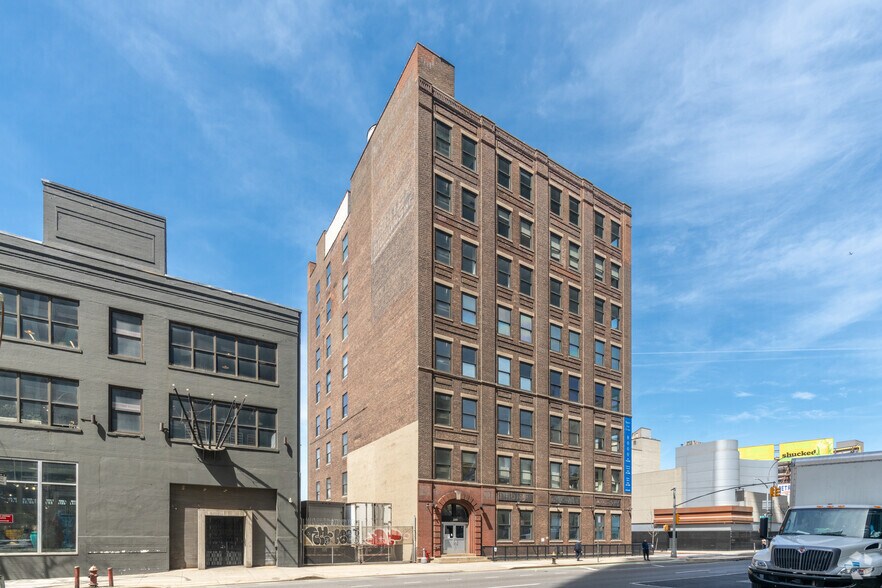 599 Eleventh Ave, New York, NY à louer - Photo du bâtiment - Image 3 de 5