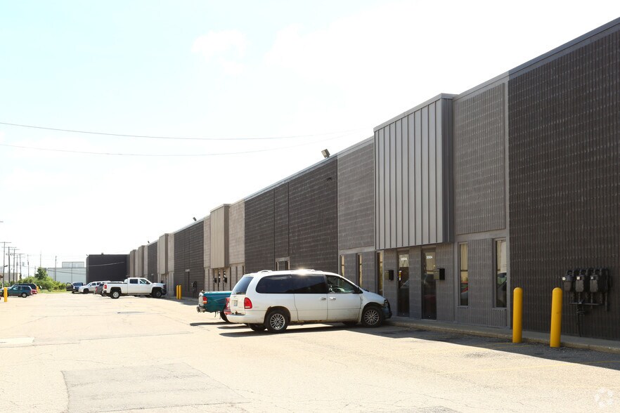 30932-30976 Industrial Dr, Livonia, MI à louer - Photo du bâtiment - Image 3 de 12