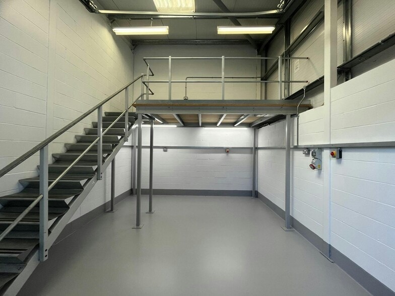 1 Smeaton Close, Aylesbury for sale - Building Photo - Image 3 of 9