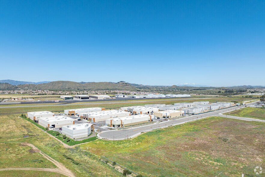 37375 Industry Way, Murrieta, CA à louer - Photo du bâtiment - Image 2 de 7
