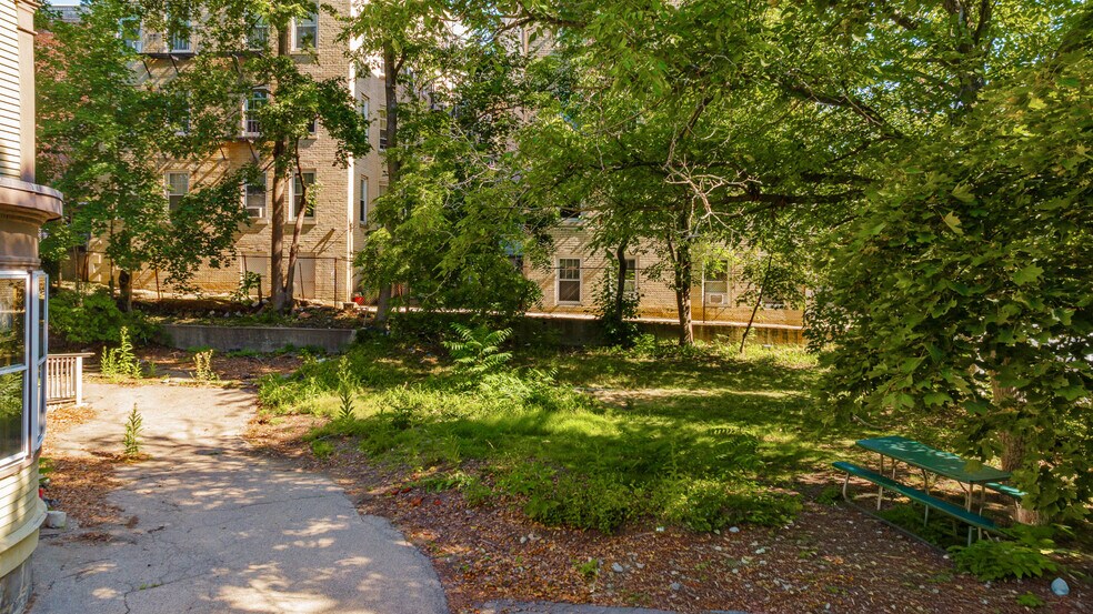 17 Monmouth St, Somerville, MA à vendre - Photo du bâtiment - Image 3 de 50