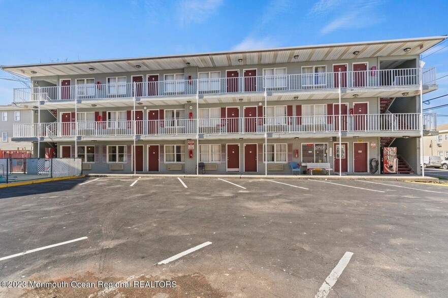 55 DuPont Ave 18, Seaside Heights, NJ à vendre - Photo du b timent - Image 1 de 26