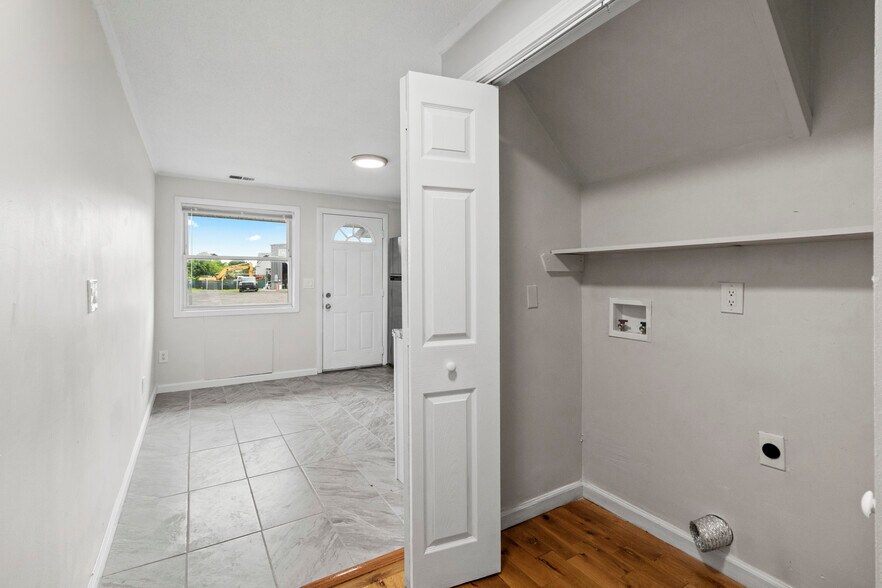 Bridgeport 88 portefeuille de 3 propriétés à vendre sur LoopNet.ca - Photo du bâtiment - Image 2 de 9