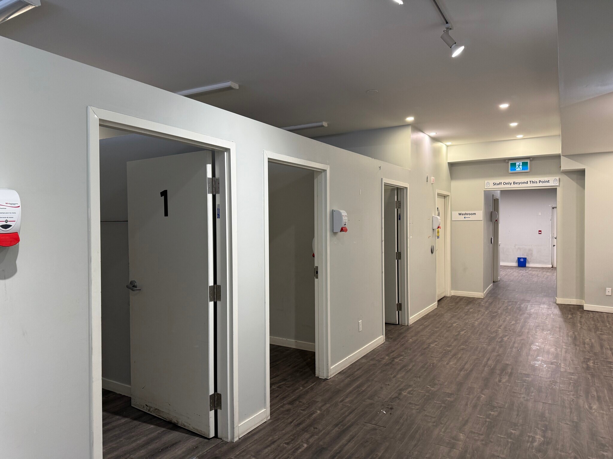 752 Danforth Ave, Toronto, ON à louer Photo intérieure- Image 1 de 6