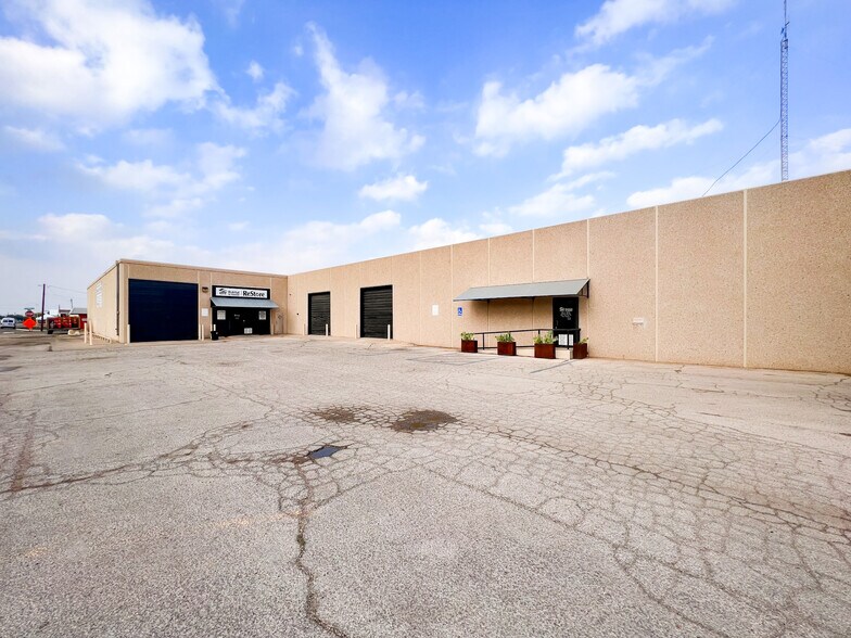 305 E Texas Ave, Midland, TX à vendre - Photo du bâtiment - Image 2 de 36