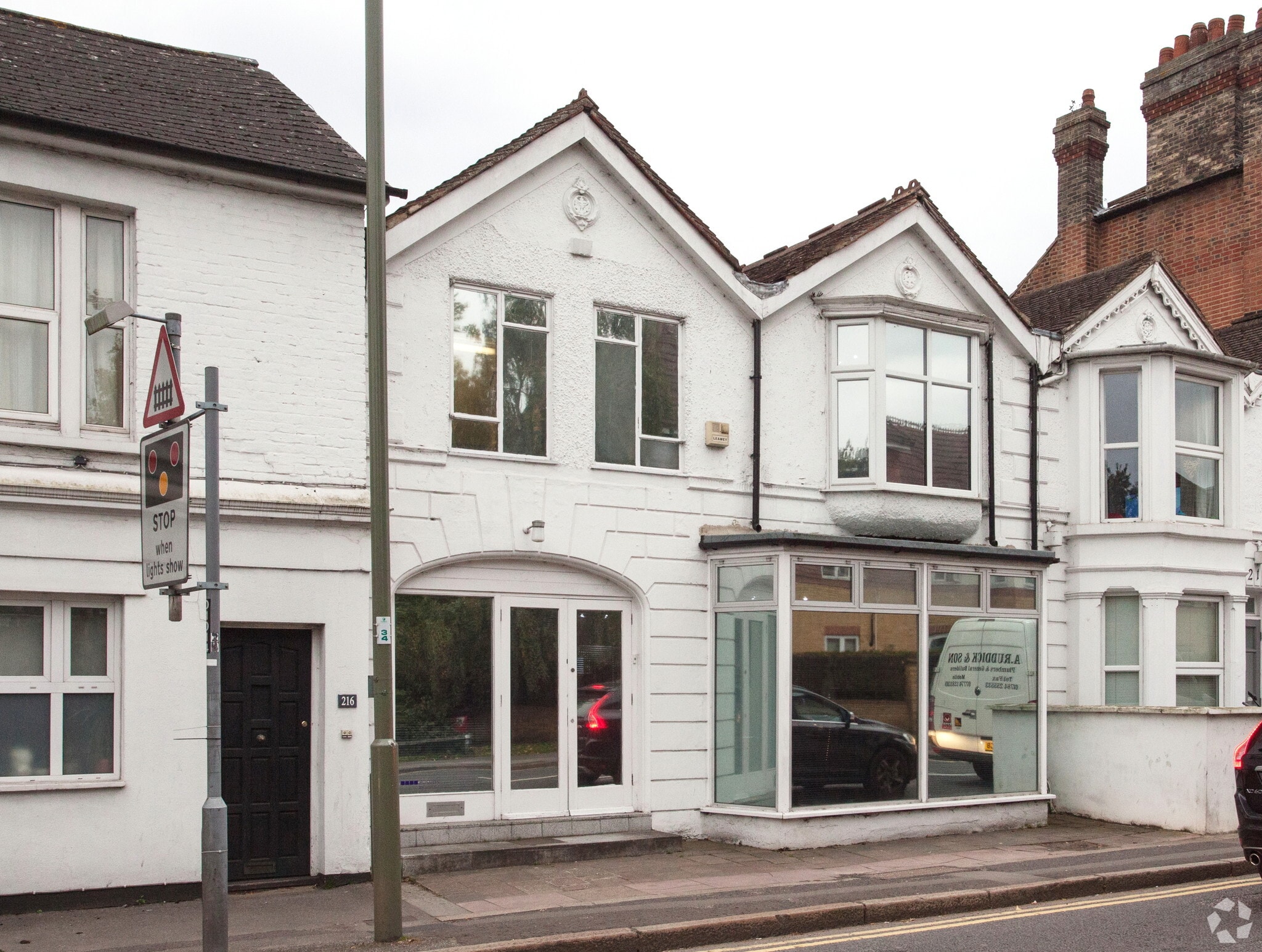 214 Station Rd, Addlestone for lease Primary Photo- Image 1 of 4