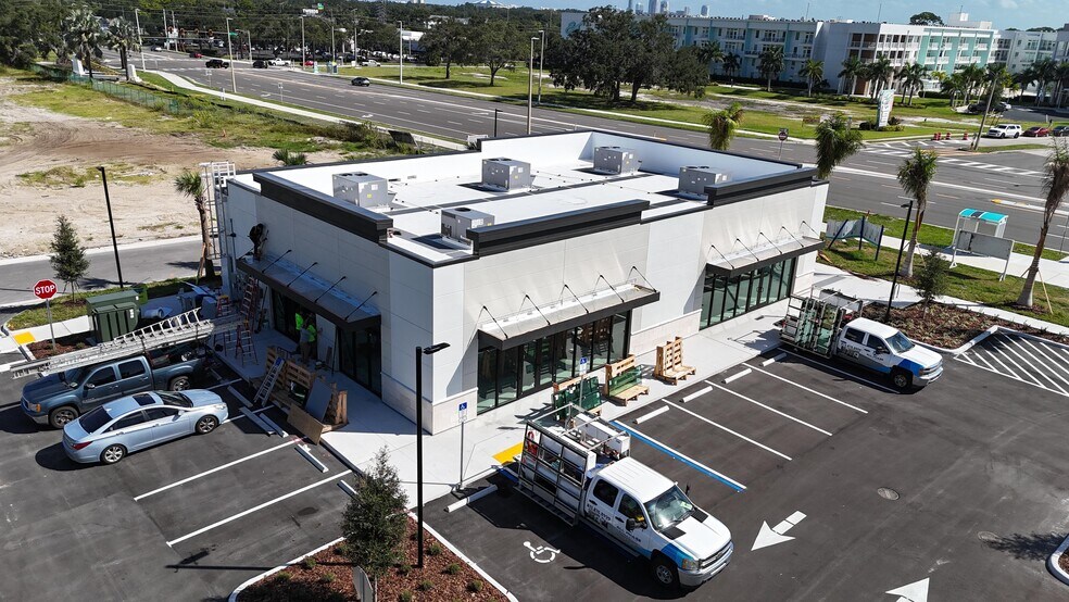 3201 34th St S, Saint Petersburg, FL à louer - Photo du bâtiment - Image 3 de 10