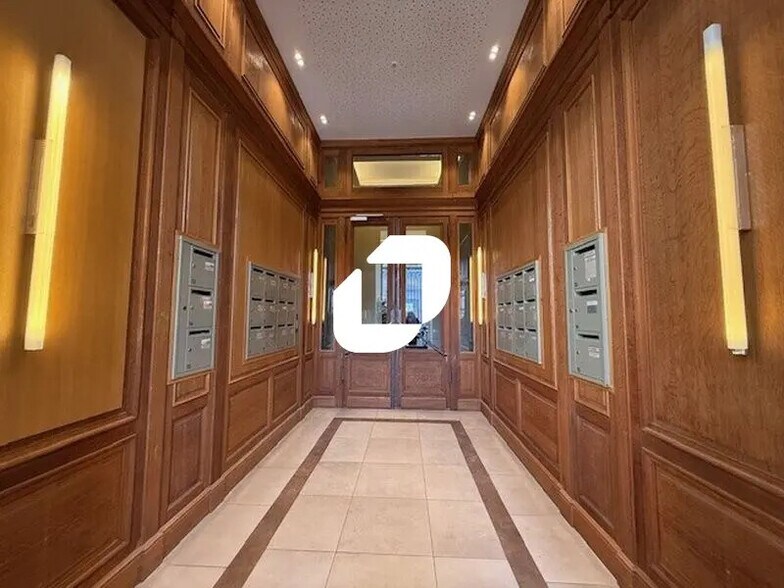 12 Place Du Grand Martroy, Pontoise for lease - Building Photo - Image 3 of 12