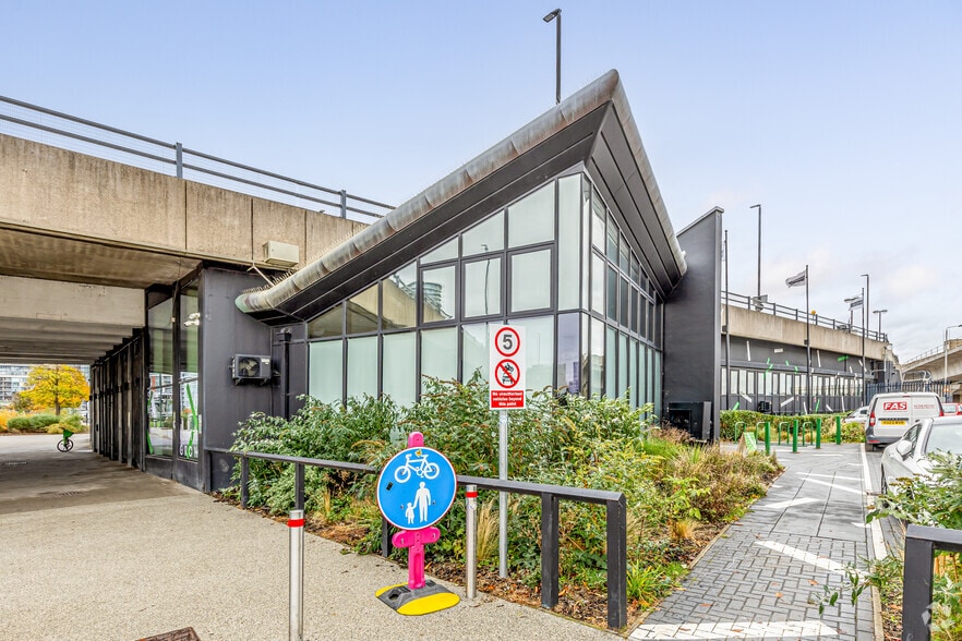 1 Dock Rd, London for lease - Primary Photo - Image 1 of 25