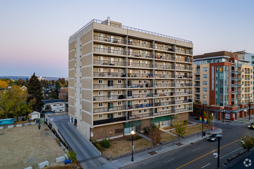 325 10th St NW, Calgary, AB à louer - Photo du bâtiment - Image 2 de 4