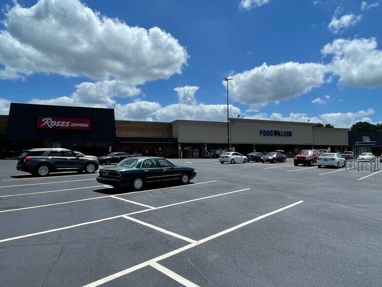 91 Food Lion Rd, Scotland Neck, NC à louer - Photo du bâtiment - Image 2 de 5